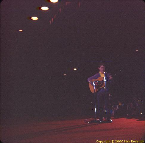 LIS67112314_-_Bill_playing_guitar.jpg 23.3K